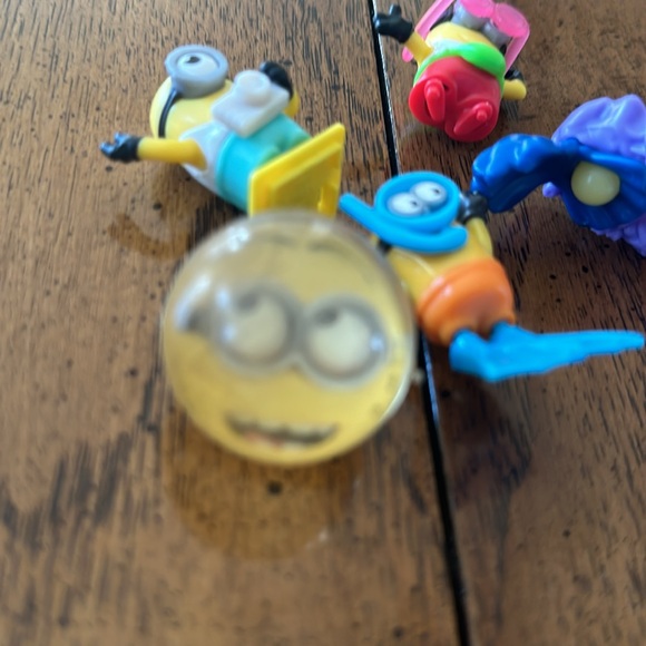 Minions lot of five mini figures & bouncy ball 1 to 2 in toys from a kids meal ￼ - Picture 2 of 7